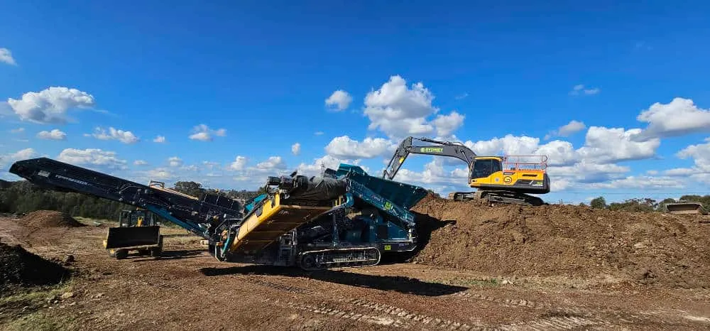 Topsoil screening machine separating fill material